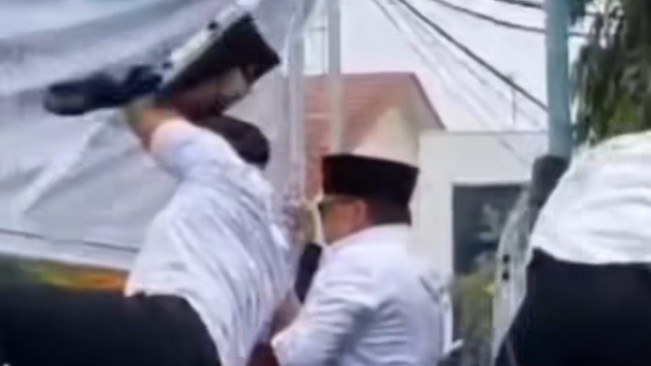 Bupati Pati Sudewo dilempari massa pendemo. [Instagram]